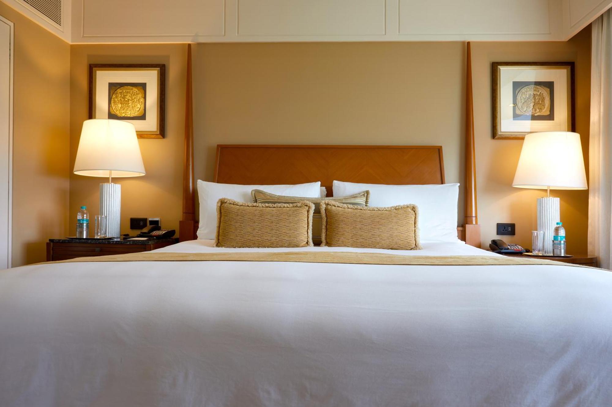 The Leela Mumbai Bombaim Exterior foto A bed