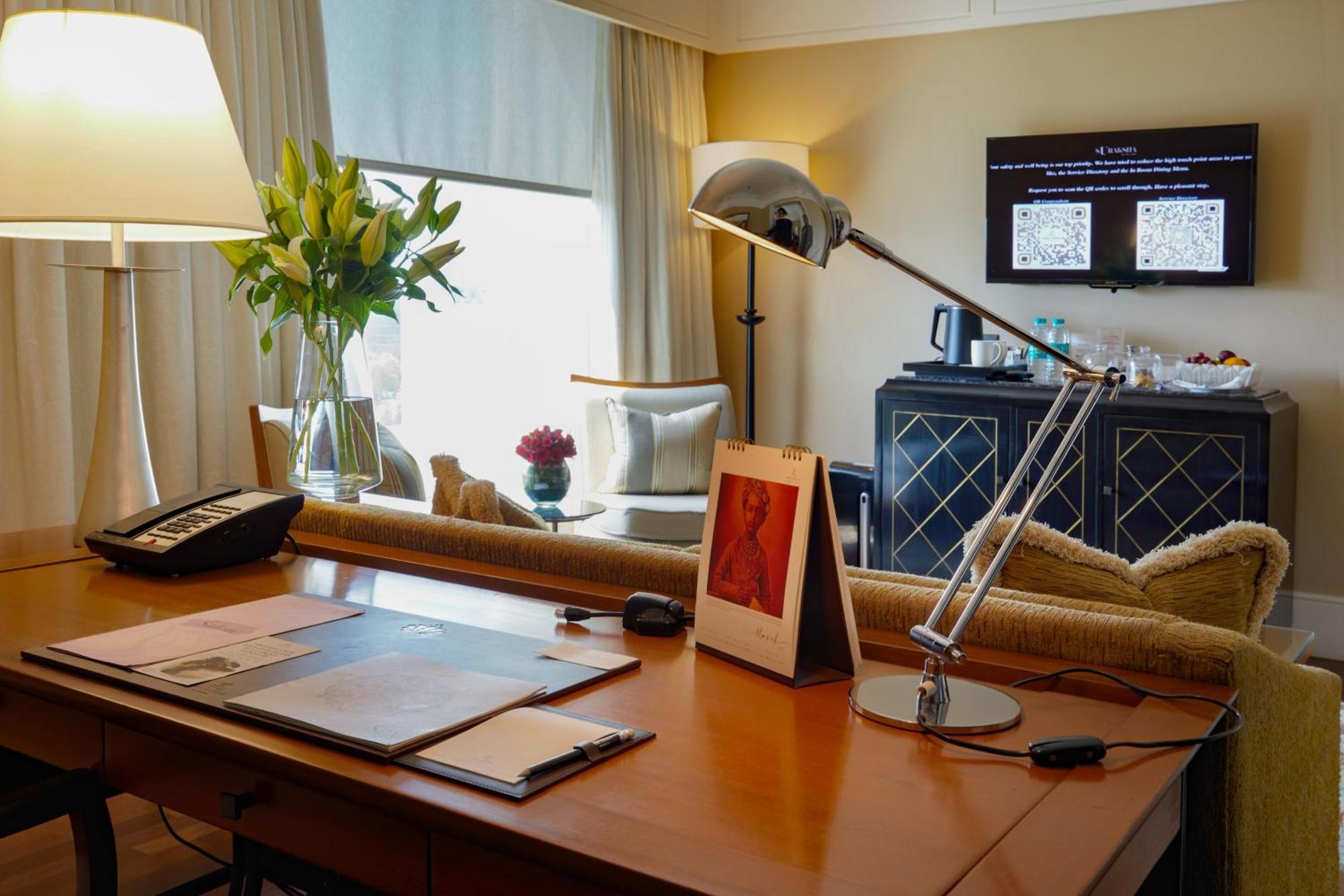 The Leela Mumbai Bombaim Exterior foto A desk in a hotel suite