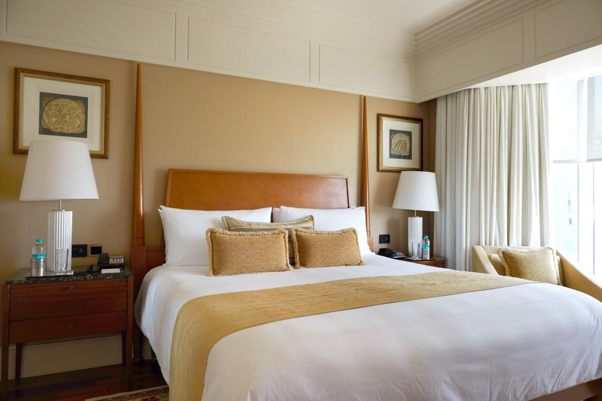 The Leela Mumbai Bombaim Exterior foto A bedroom at the Taj Mahal Palace