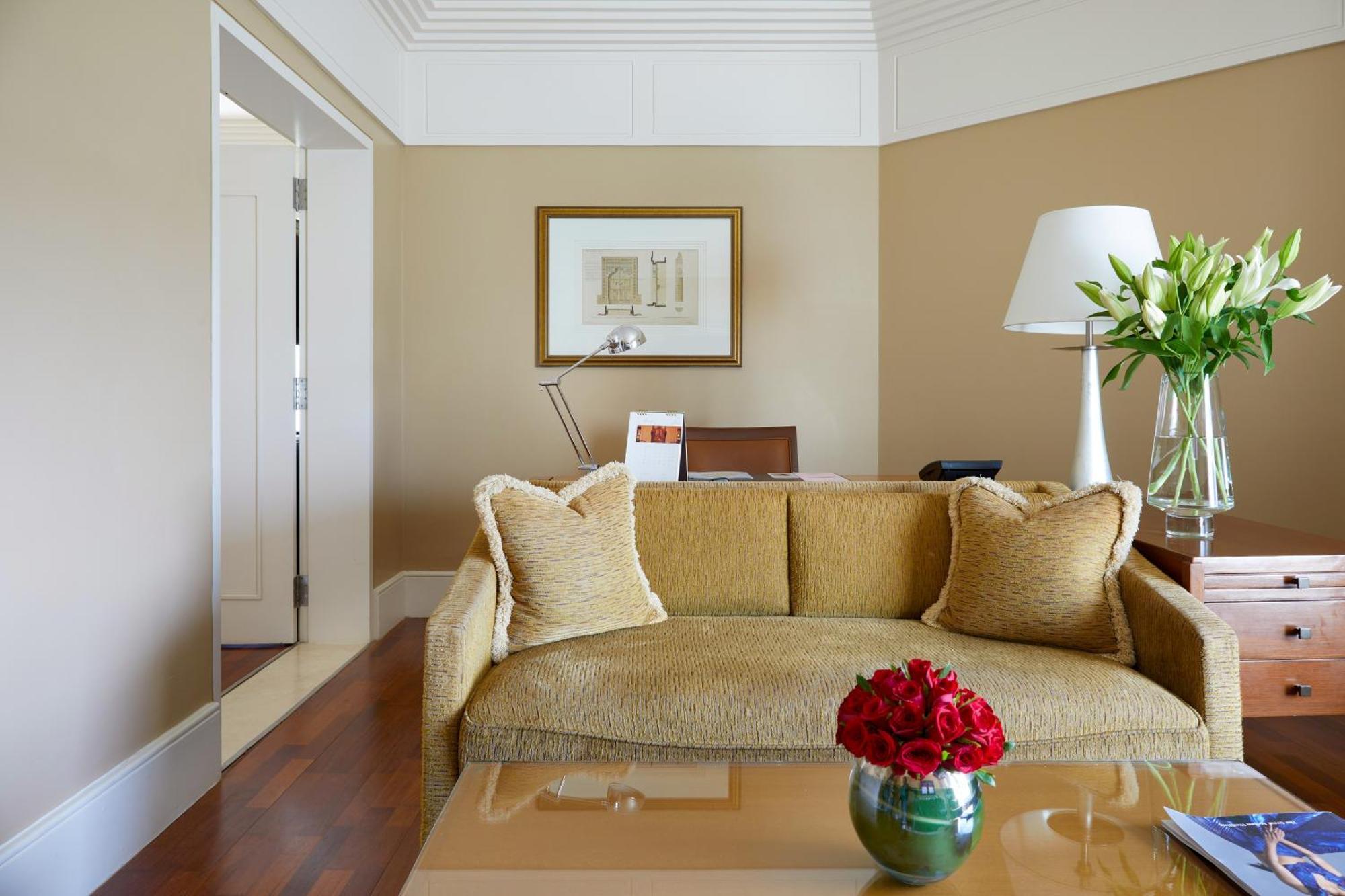 The Leela Mumbai Bombaim Exterior foto A living room at the Four Seasons Hotel